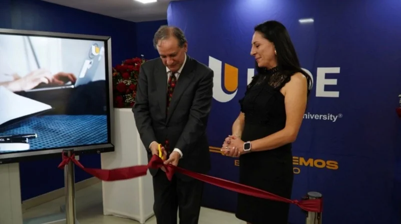 Inauguración del nuevo centro de información académica de la UIDE en Ambato con autoridades y estudiantes