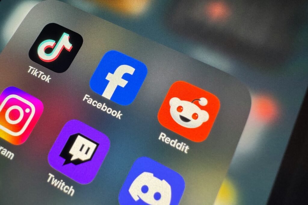 Interfaz de navegación móvil mostrando el aviso persistente para descargar la aplicación de Reddit oficial.