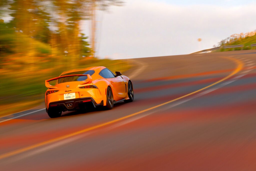 Captura de pantalla de Forza Horizon 6 mostrando un deportivo japonés bajo los neones de Tokio.