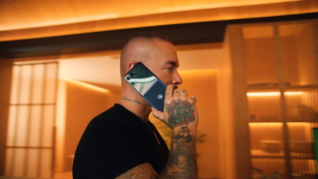 J Balvin protagonizando la nueva campaña global de Motorola titulada "Jugamos", fusionando deporte, música y smartphones de vanguardia.