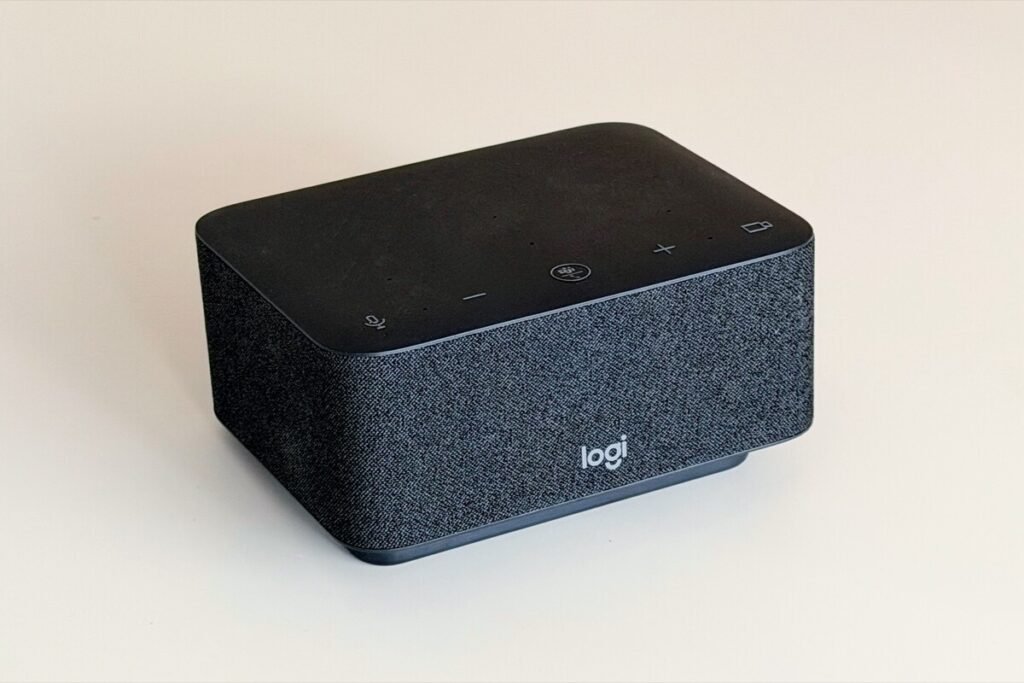 Vista trasera de las conexiones y puertos integrados en el hub USB-C Logi Dock de Logitech sobre un escritorio de trabajo.