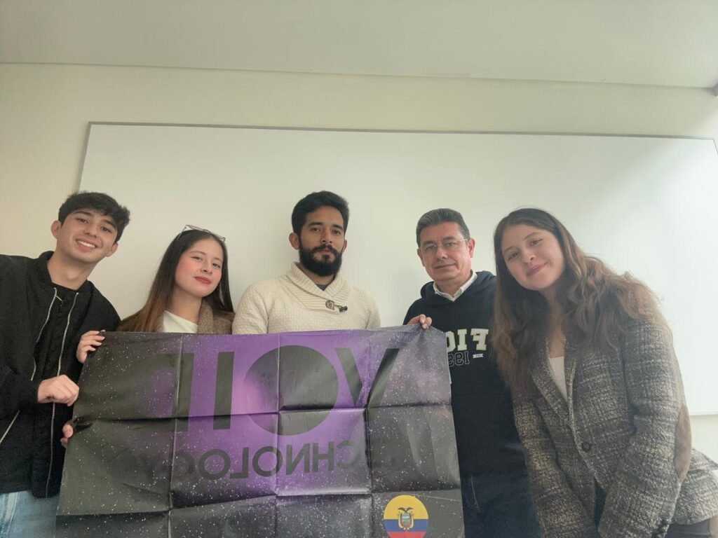 Estudiantes de la UDLA destacando el talento ecuatoriano en tecnología durante la competencia Huawei ICT.