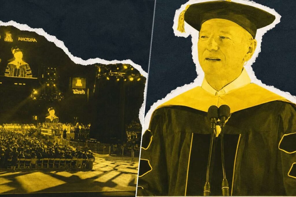 Estudiantes universitarios protestando y manifestando su descontento durante el discurso de graduación en una universidad estadounidense gurús de la IA.