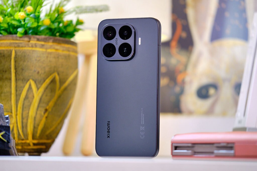 Fotografía del diseño posterior elegante y módulo de cámaras fotográficas del nuevo Xiaomi 17T Pro.