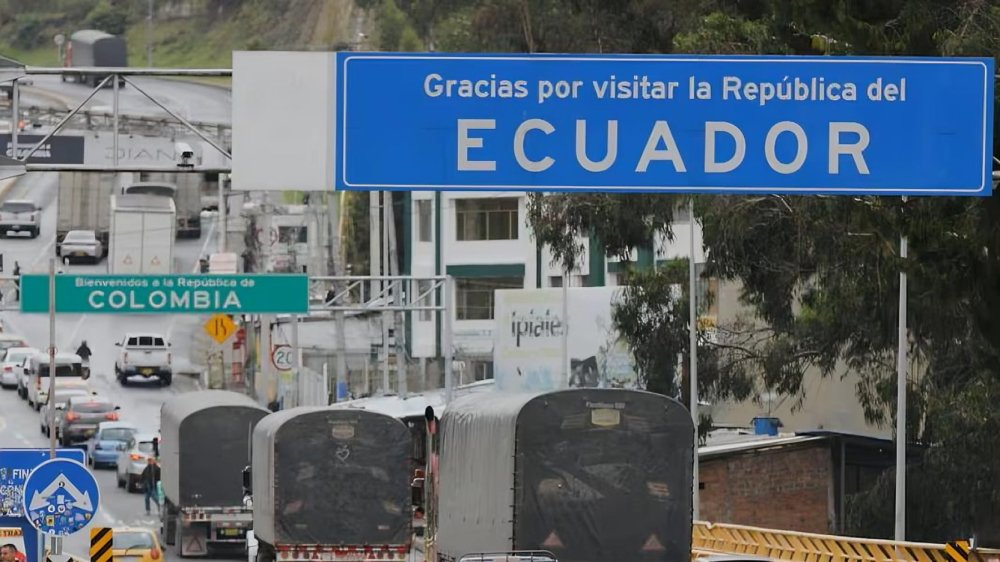 Camiones cruzando el puente internacional Rumichaca en la frontera Ecuador-Colombia, tras la eliminación de aranceles
