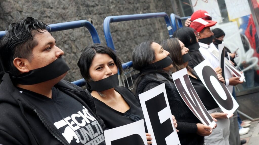 la democracia se debilita
