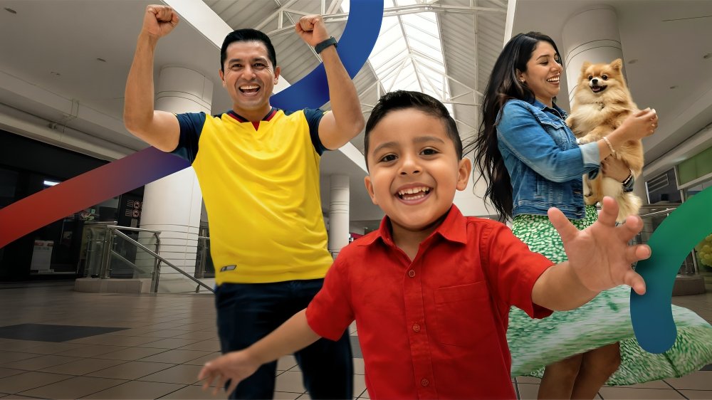 Familia multigeneracional participando en actividades para fortalecer vínculos familiares en centro comercial