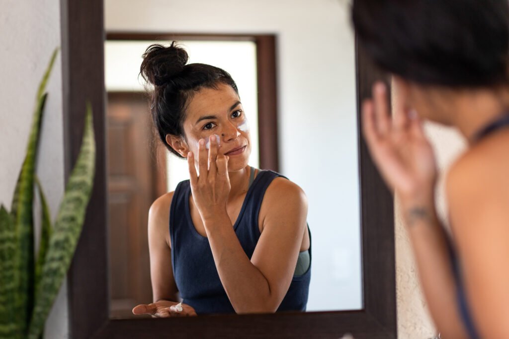 Representación gráfica de una rutina de cuidado de la piel minimalista, con productos esenciales y frase sobre skinimalismo