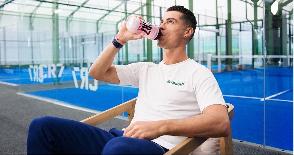 Cristiano Ronaldo y productos Herbalife en la campaña Prepárate como Ronaldo de nutrición deportiva