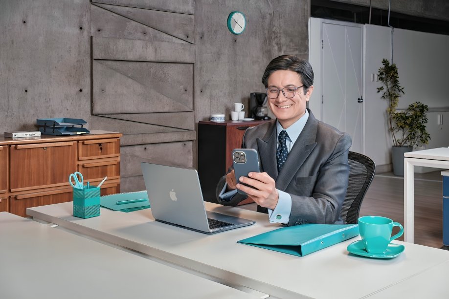 Emprendedor en Ecuador usando herramientas digitales para gestión operativa y facturación electrónica