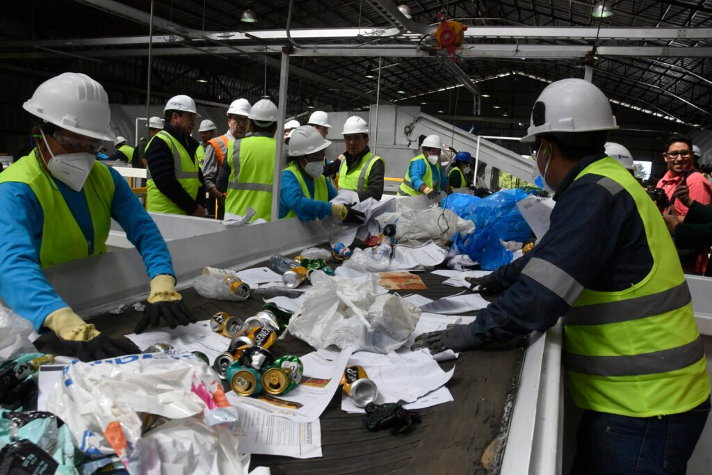Gobierno analiza reformas laborales