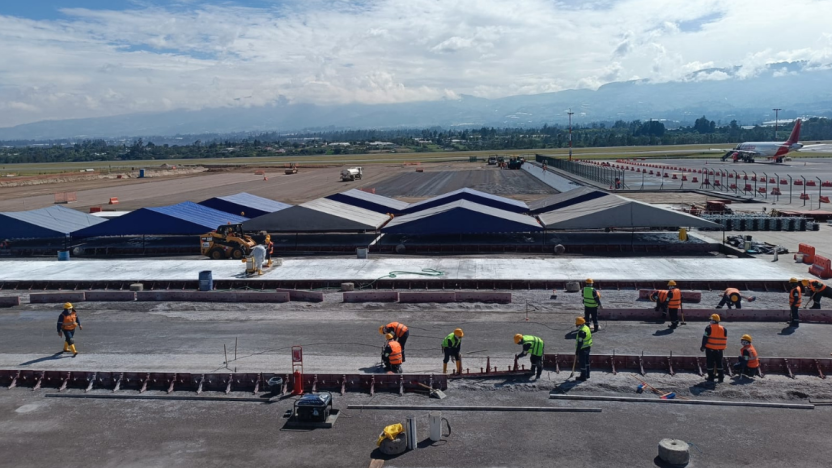 Vista aérea del Aeropuerto Internacional Mariscal Sucre con aviones en plataforma, informando sobre reprogramación de vuelos en el aeropuerto de Quito el 30 de mayo por trabajos de mantenimiento preventivo