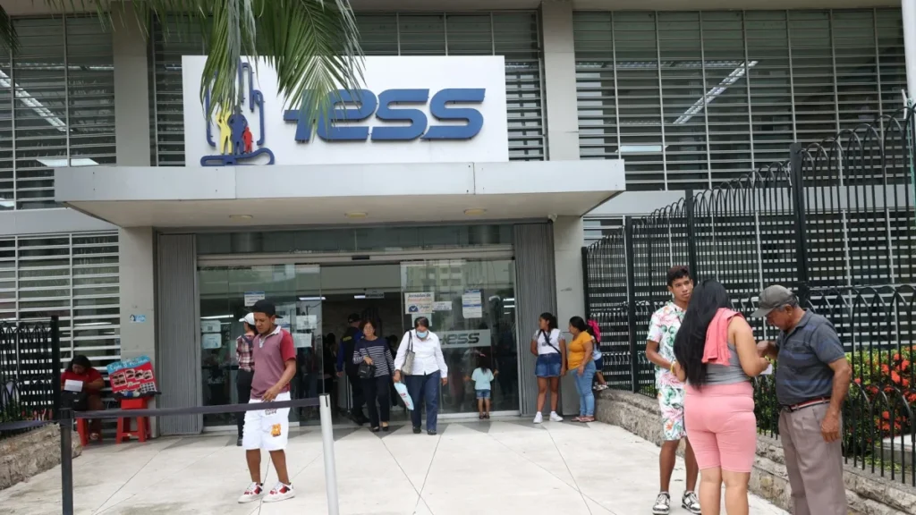 Instalación médica del IESS con letrero visible, representando el servicio de salud público en Ecuador