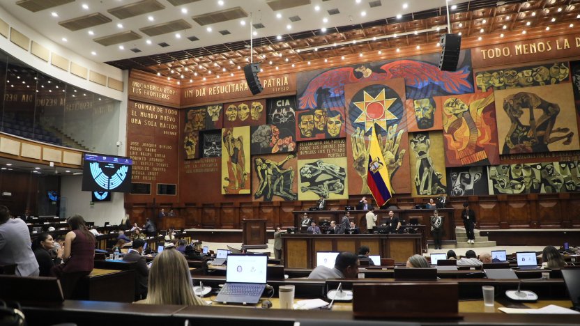 sesión de fiscalización en la Asamblea Nacional del Ecuador durante debate legislativo