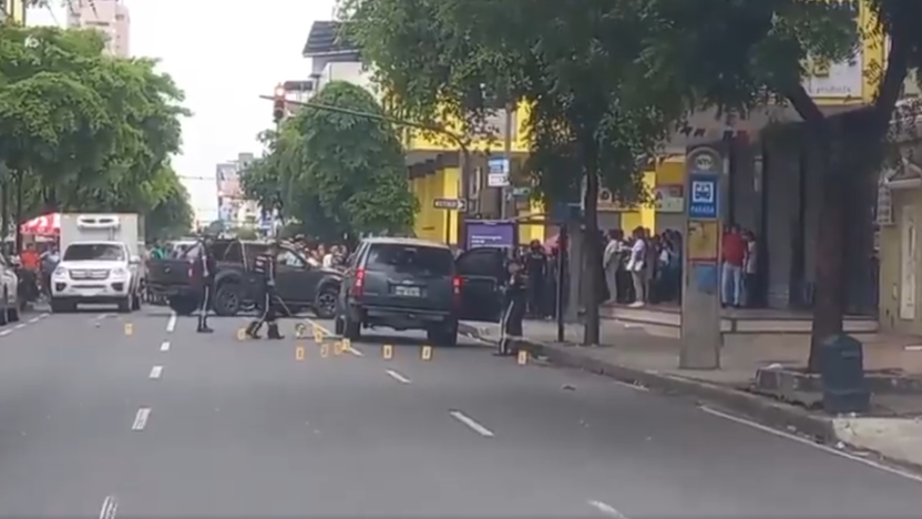 vehículo atacado durante balacera en el centro de Guayaquil el Día de la Madre