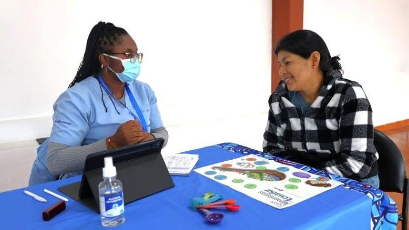 Unidades móviles de las caravanas de salud en Cotocollao y Carcelén Bajo, con personal médico atendiendo a mujeres en espacios abiertos de Quito