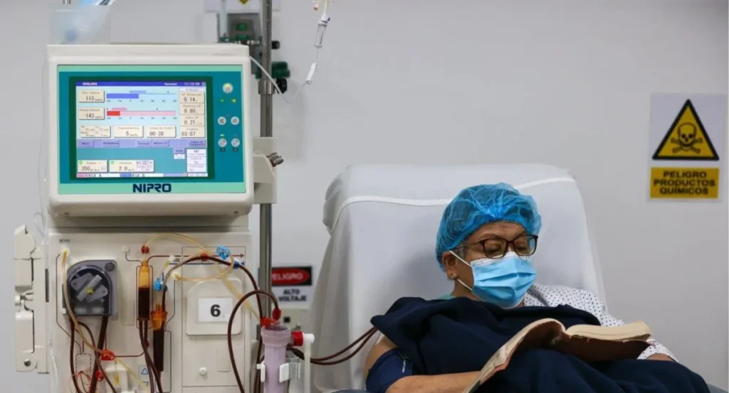 Representantes de pacientes renales en rueda de prensa denunciando falta de insumos hospitalarios en Guayaquil