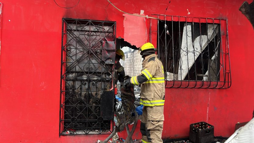 Bomberos controlan incendio en vivienda de Santiaguito de Roldós en el sur de Guayaquil