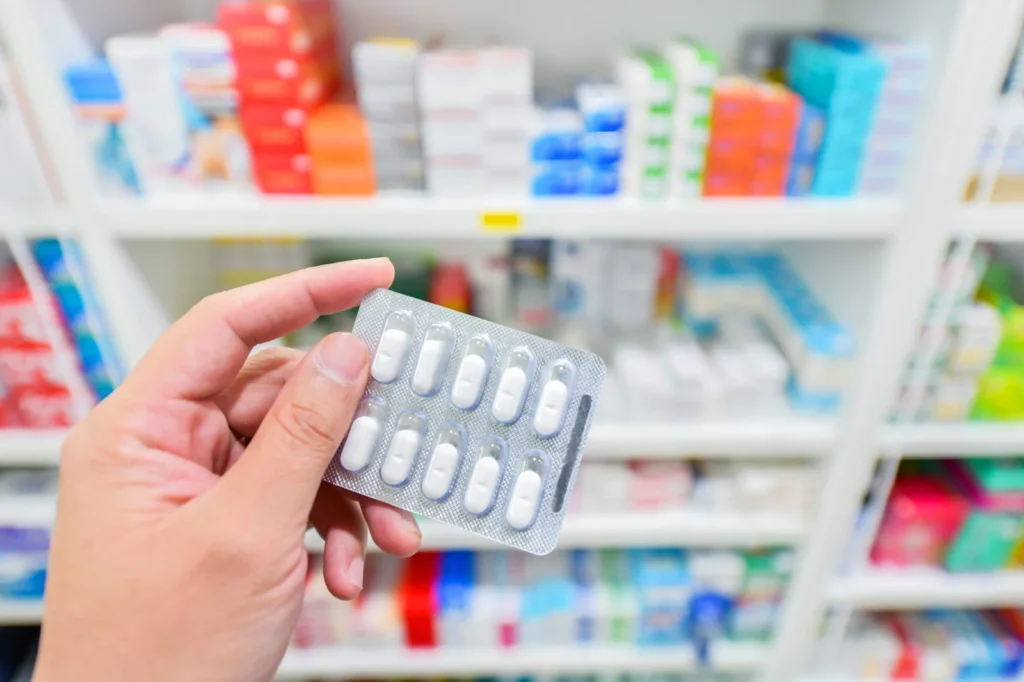 Reunión de autoridades de salud de Ecuador e India revisando acuerdos para importación de medicinas y fármacos esenciales