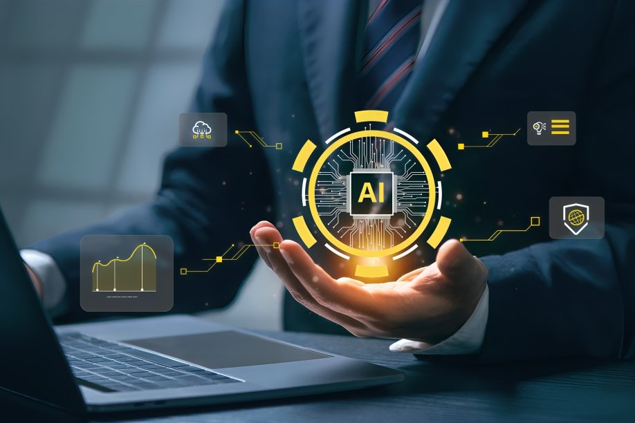 Técnico de Prosegur Cash Ecuador revisando cajero automático con soporte de inteligencia artificial en pantalla