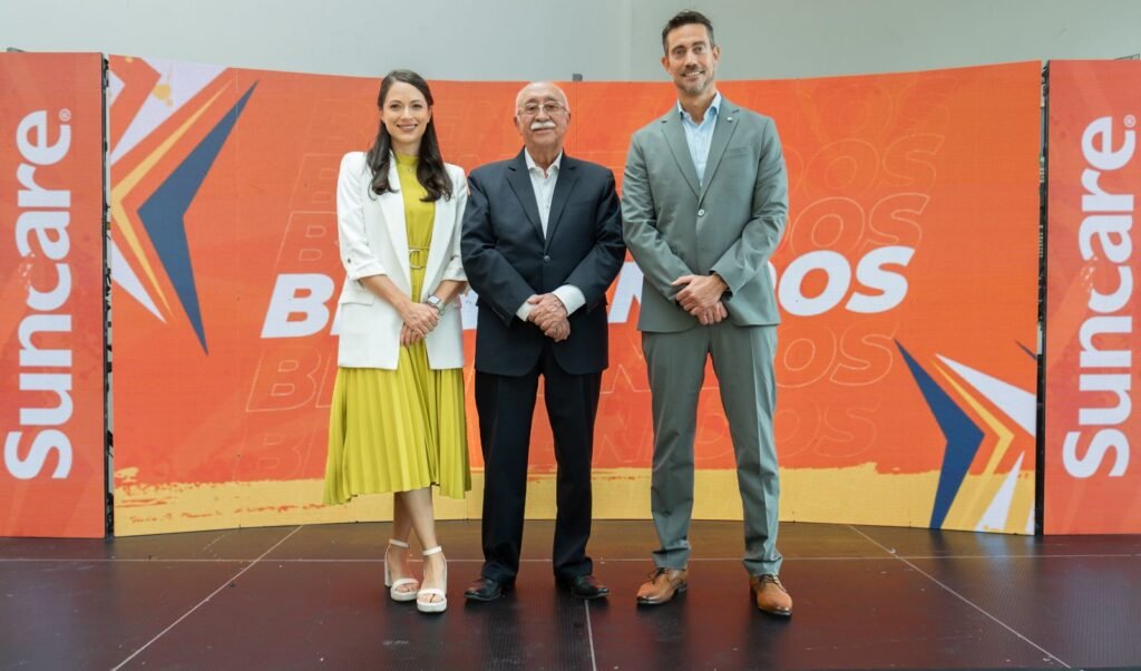 Representantes de Suncare y SOLCA Quito presentando la campaña de prevención del cáncer de piel vinculada a la Selección Ecuatoriana.