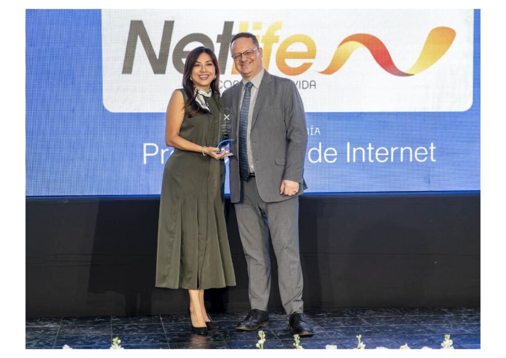 Andrea Villacís de Netlife e Inti Jaramillo de Praxis durante la premiación de la mejor experiencia del cliente en Ecuador.