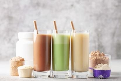 Variedad de bebidas vegetales de avena, soya y coco en góndola de supermercado ecuatoriano — bebidas vegetales en el mercado ecuatoriano
