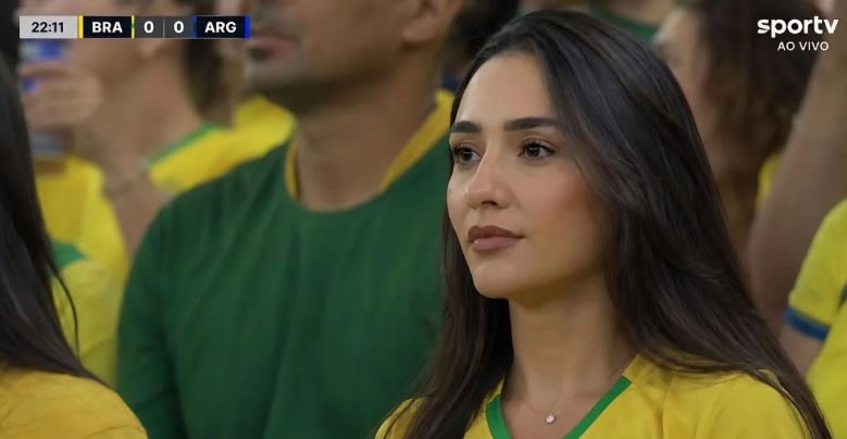 Usuario apareciendo en las gradas de un estadio gracias al video viral de IA en estadio generado con CapCut