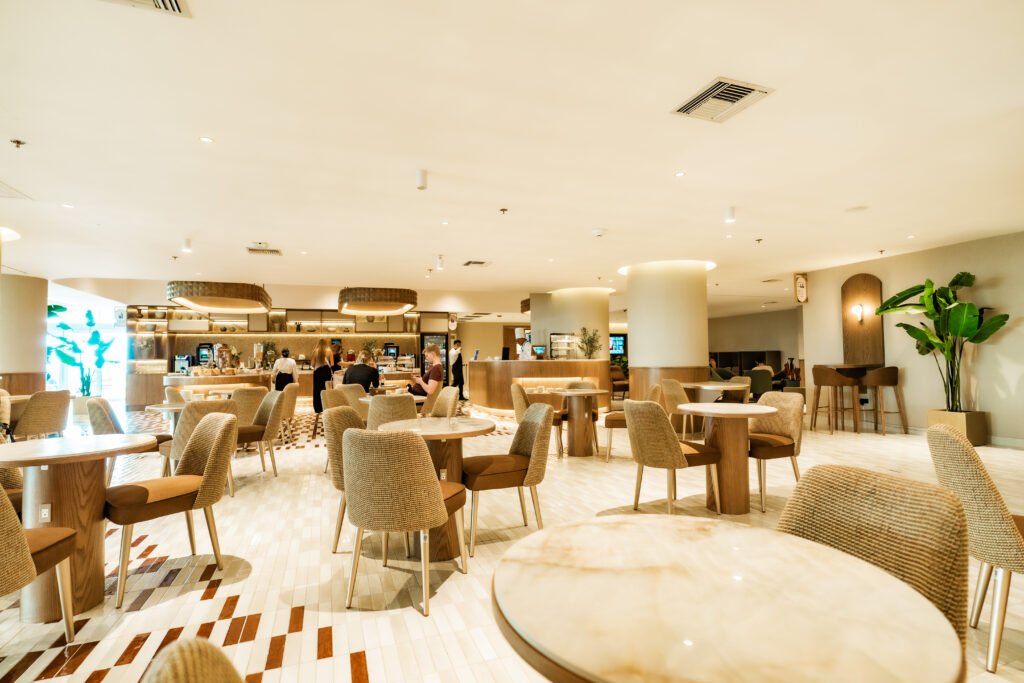 Interior de la sala VIP internacional aeropuerto de Quito con diseño inspirado en el Centro Histórico