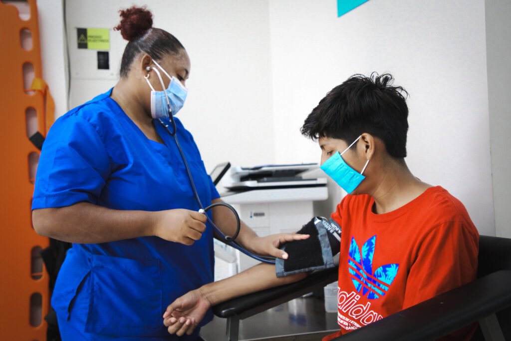 Gráfico de aumento de atenciones por enfermedades respiratorias en Guayaquil entre mayo de 2026 y medidas de salud