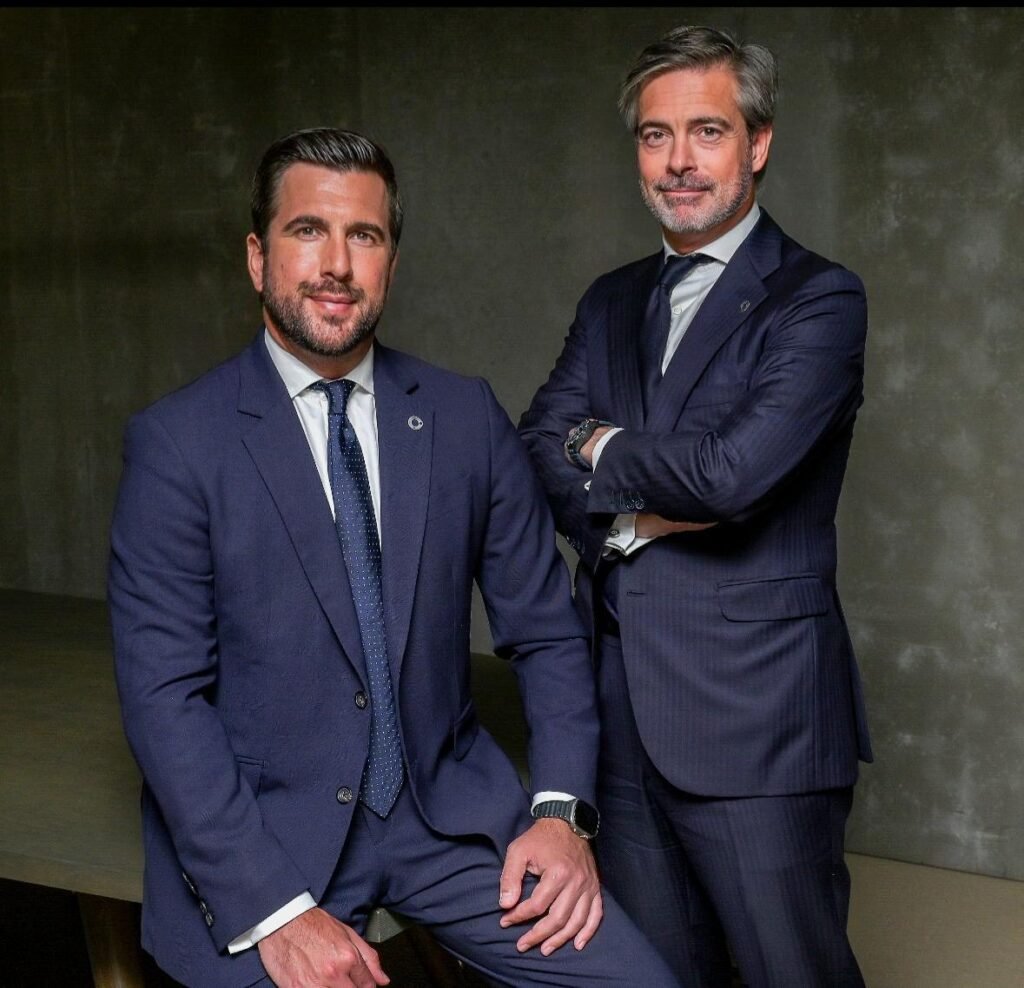 Sede corporativa de Cox con gráfico de emisión de bonos 2000 millones en mercado estadounidense