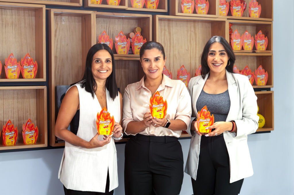 Equipo de La Universal y Productos Olé presentando Manicho Fuego chocolate con ají ecuatoriano