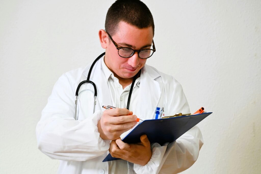 Representación médica del hígado mostrando acumulación de grasa y explicación de su detección temprana