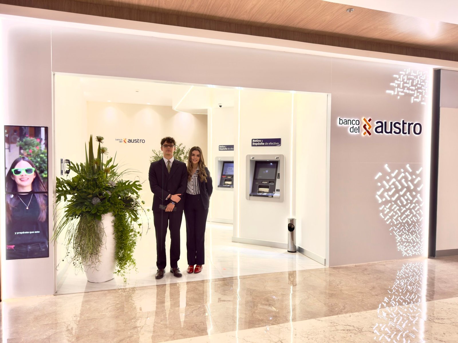 Nuevo hall virtual del Banco del Austro en Mall del Alto, Cuenca, un espacio moderno para servicios financieros