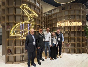 Directivos de Novopan y Madecentro celebrando el éxito comercial de Pelíkano en la Feria Interzum Colombia 2026.