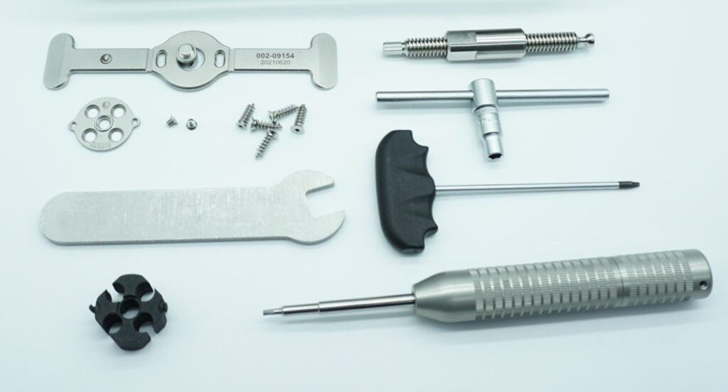 Representación médica del implante Pectus Up para corregir el pectus excavatum en Ecuador de forma mínimamente invasiva.