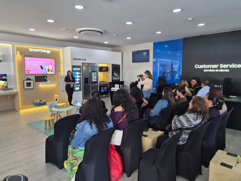 Madres ecuatorianas participando en un taller práctico utilizando smartphones con Galaxy AI en Ecuador en un Smart Center de Samsung.