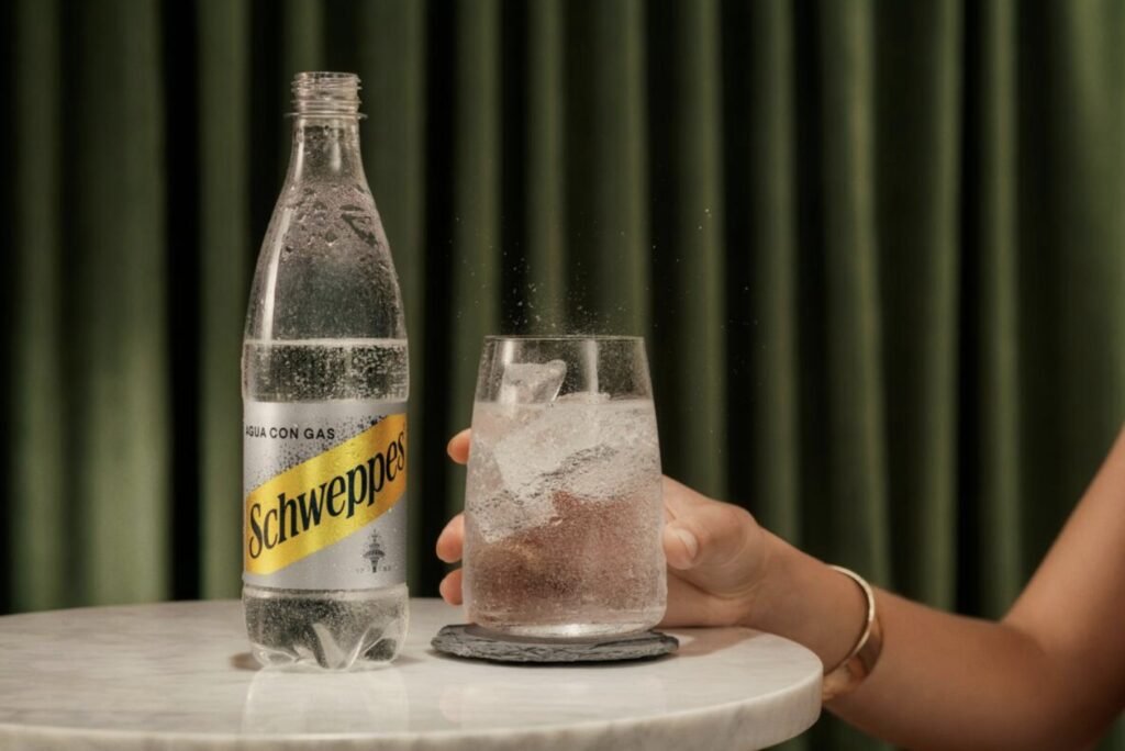 Botella de Schweppes Agua con Gas resaltando su efervescencia duradera en el lanzamiento oficial en Quito.