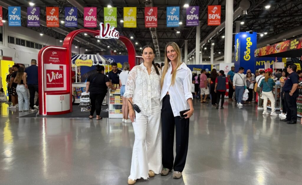 asistentes recorren stands de El Gran Remate en Guayaquil durante la feria comercial