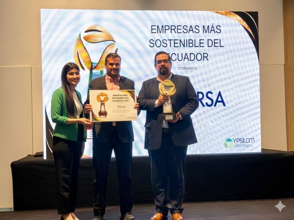 Ejecutivos de NIRSA recibiendo reconocimiento como empresas más sostenibles del Ecuador en Kumbre 2026