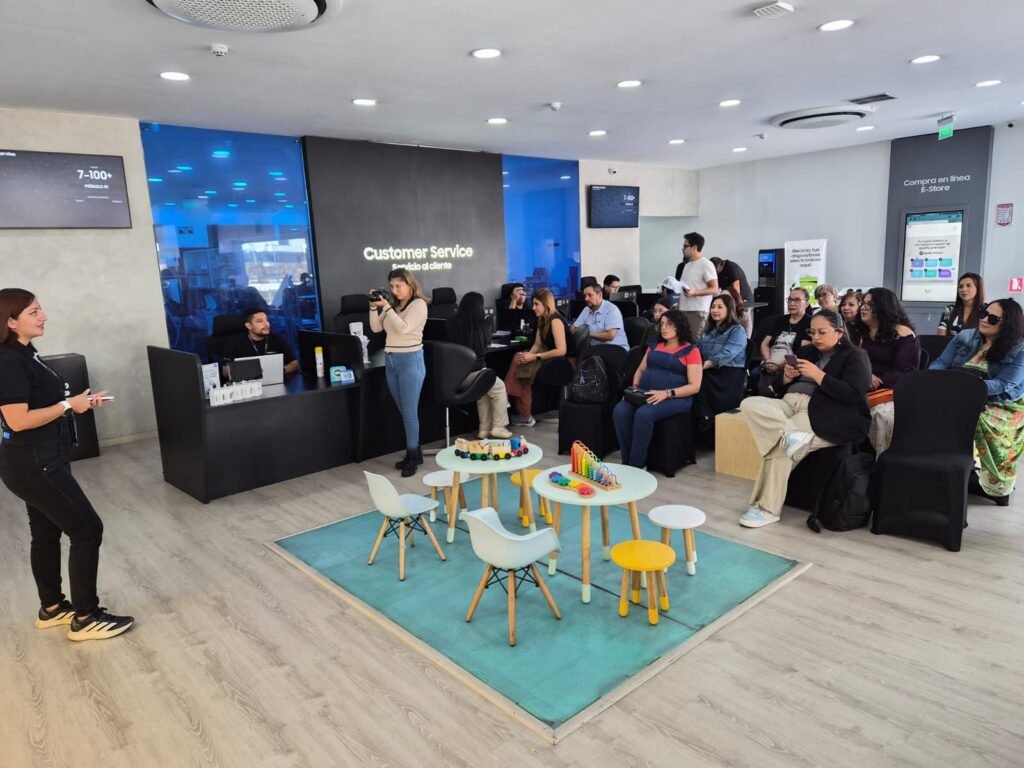 Participantes en el taller de inteligencia artificial Samsung Ecuador usando Galaxy AI en Smart Center
