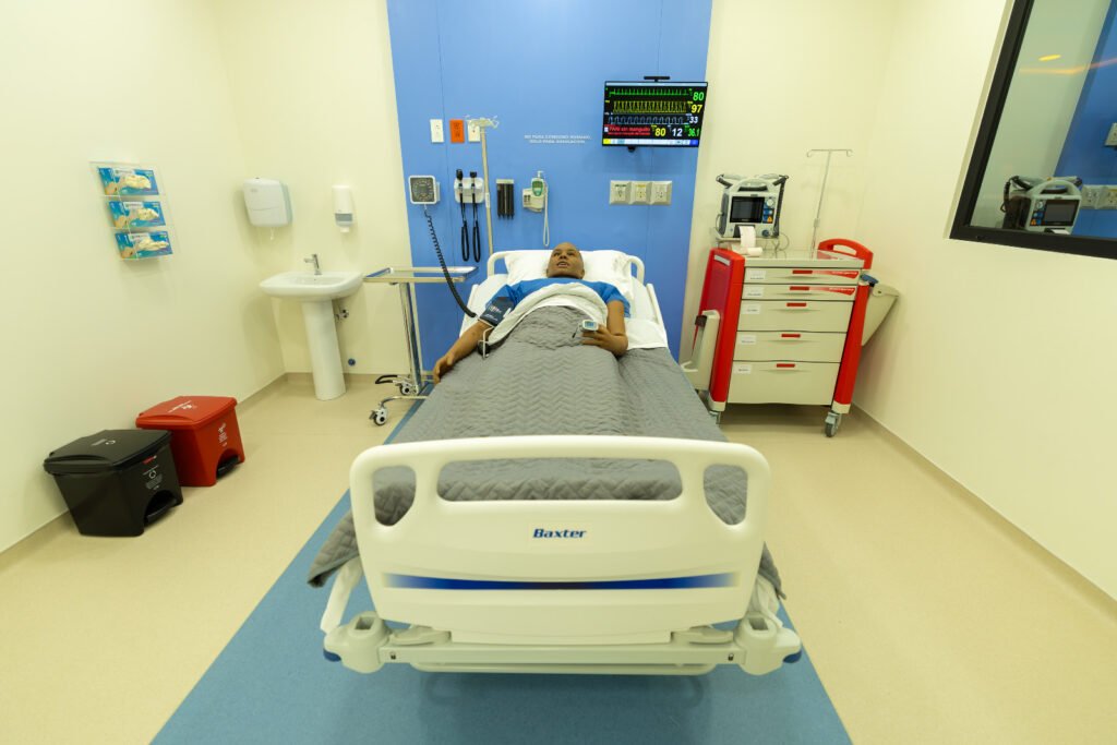 alaciones modernas y equipamiento médico avanzado dentro del Hospital de Simulación de la USFQ en Quito