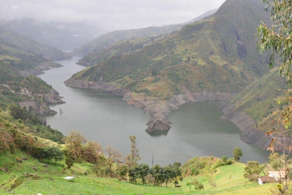 Vista del embalse de Mazar con su nivel de agua alto, acercándose a su capacidad máxima durante mayo de 2026