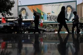 Mapa que muestra rutas marítimas y zonas de tensión con la frase Irán promete una “ruina total”