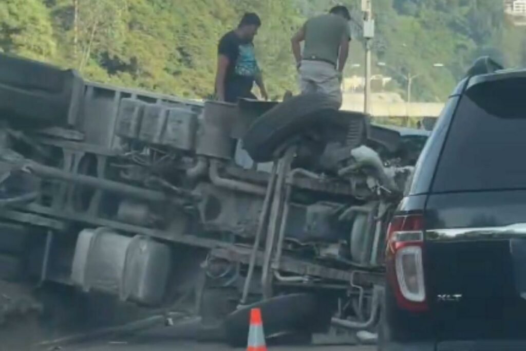 Vista aérea del sector del siniestro en la Autopista General Rumiñahui con vehículos de emergencia y vía parcialmente cerrada