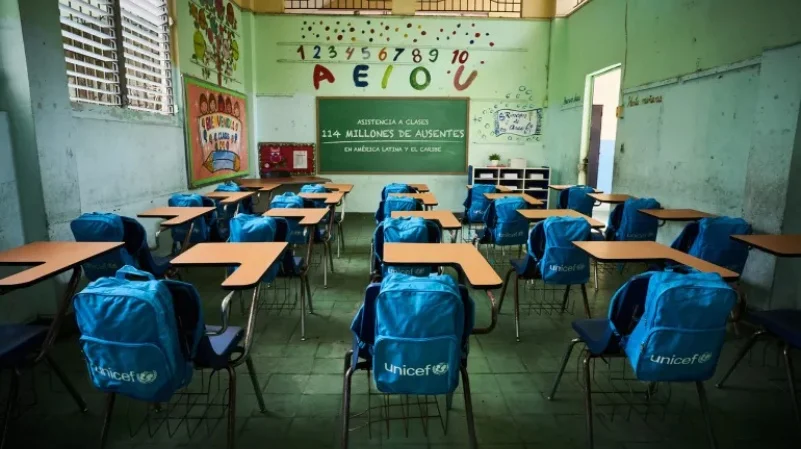 Gráfico estadístico que muestra que el 21,5% de adolescentes de 17 años no asiste a clases en Ecuador, con datos de deserción escolar y factores de riesgo.