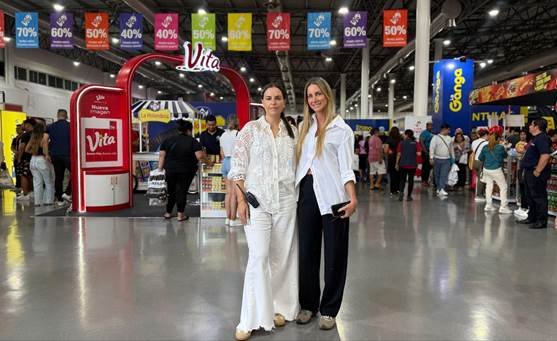 asistentes recorren stands de El Gran Remate en Guayaquil durante la feria comercial