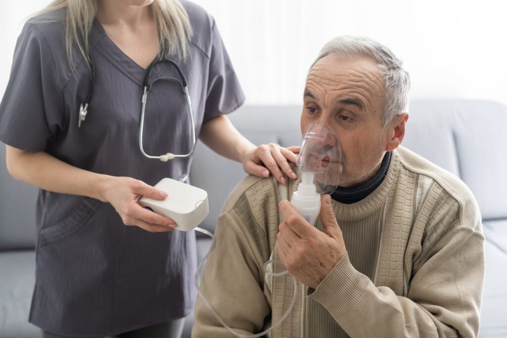 Adulto mayor recibiendo una vacuna, simbolizando la importancia de la vacunación en adultos con comorbilidades para prevenir infecciones respiratorias