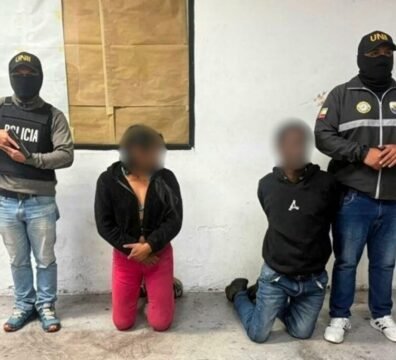 Policías durante el operativo Apolo 28 en los distritos Manuela Sáenz y Eugenio Espejo, en Quito, donde se registraron capturas y decomisos.