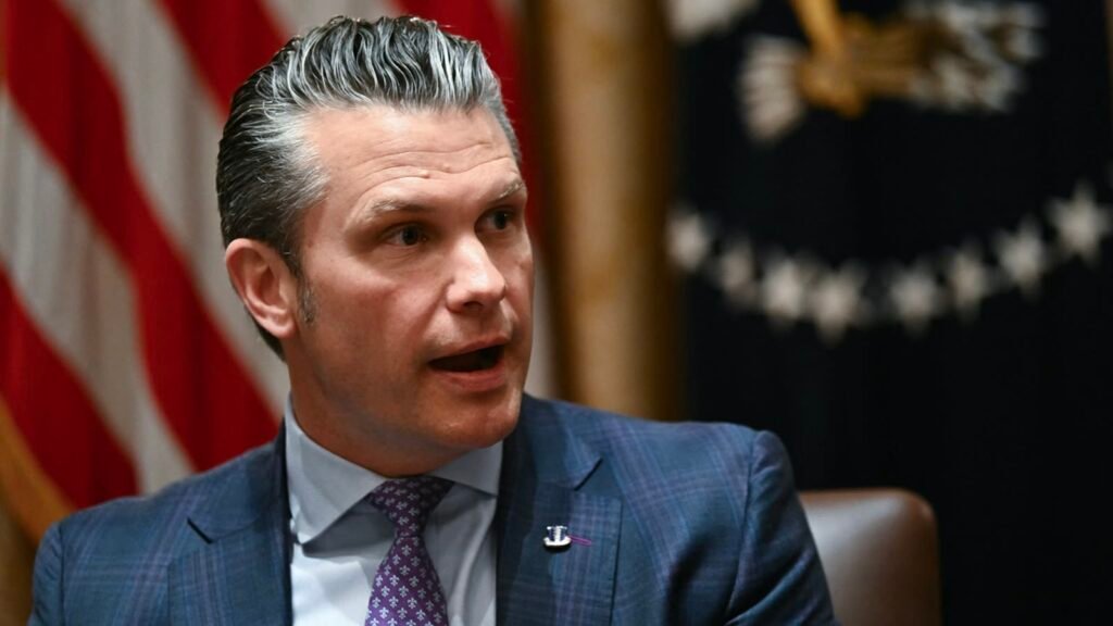Pete Hegseth ofreciendo declaraciones de prensa desde las instalaciones del Comando Central en Florida.